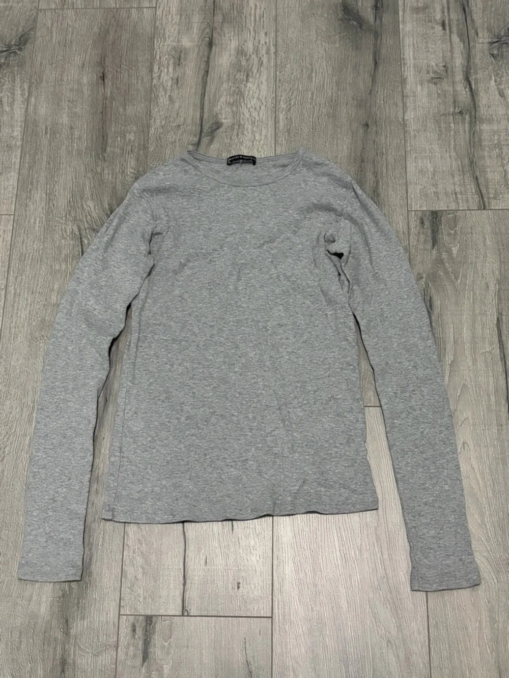 Brandy Melville grey long sleeve shirt - Picture 2 of 3